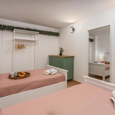 Sunny House With Jacuzzi And Pool By Hostwise