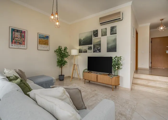 Sunny House With Jacuzzi And Pool By Hostwise 度假居