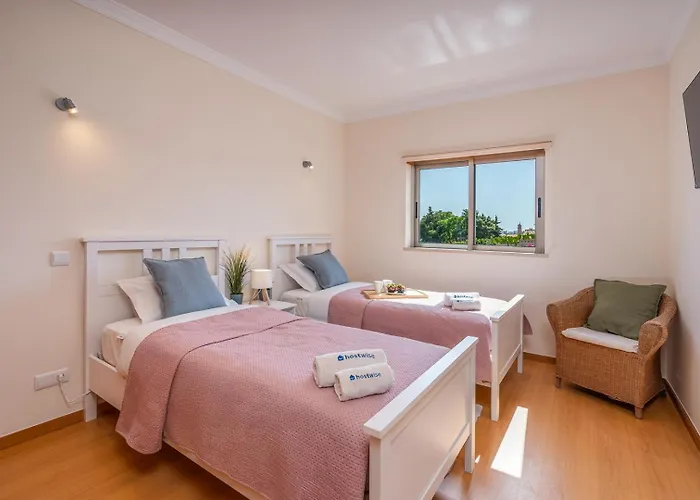 Sunny House With Jacuzzi And Pool By Hostwise 度假居