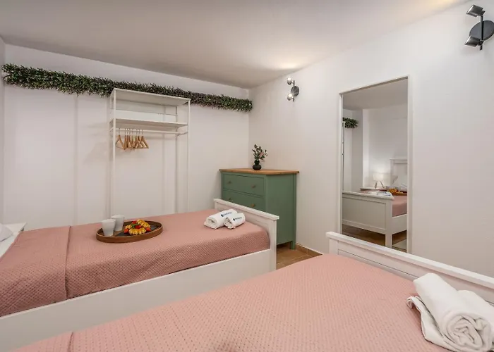 Sunny House With Jacuzzi And Pool By Hostwise