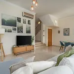 Sunny House With Jacuzzi And Pool By Hostwise Holiday home *