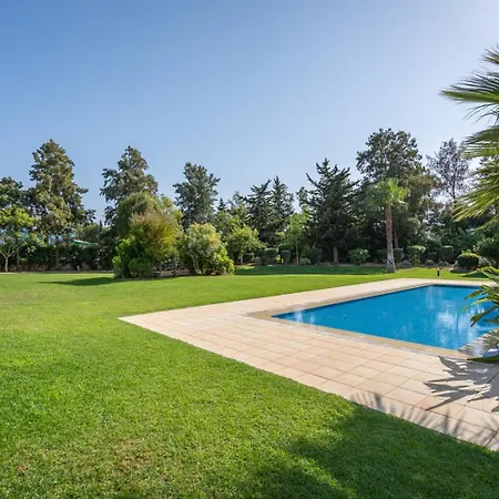בית נופש Sunny House With Jacuzzi And Pool By Hostwise