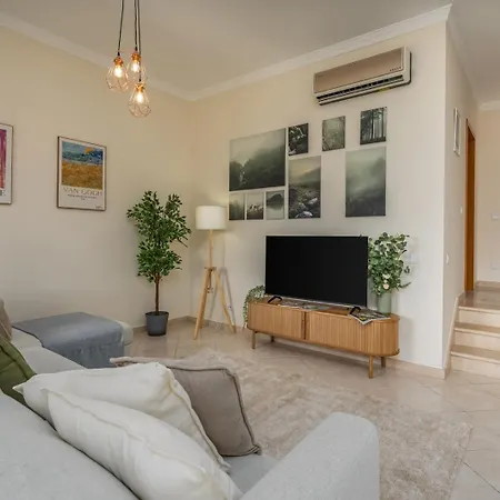 Sunny House With Jacuzzi And Pool By Hostwise Prázdninový dům