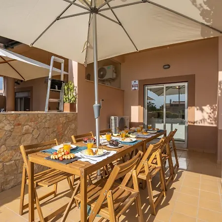 בית נופש Sunny House With Jacuzzi And Pool By Hostwise אלבופיירה
