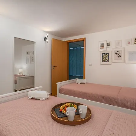 度假居 Sunny House With Jacuzzi And Pool By Hostwise *